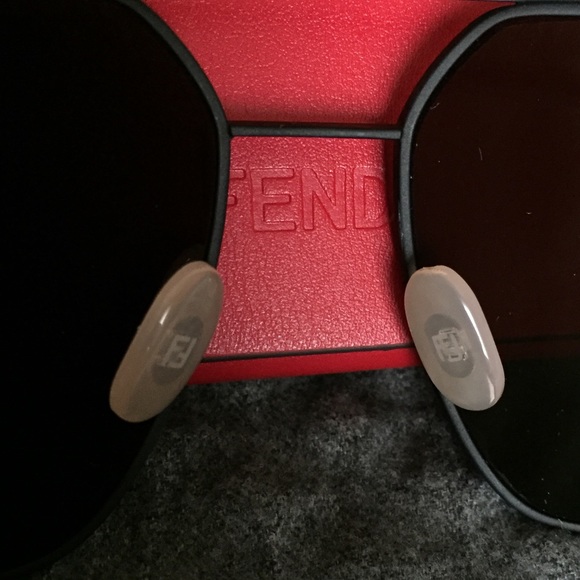 FENDI AVIATOR SUNGLASSES - Picture 8 of 9